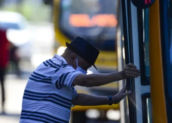 Brasileiros ganham passagem totalmente grátis nos ônibus em 2026 além de outros benefícios para idosos