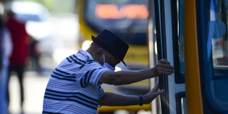 Brasileiros ganham passagem totalmente grátis nos ônibus em 2026 além de outros benefícios para idosos