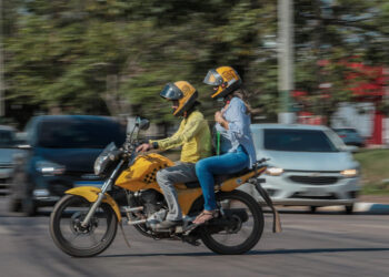 Motos com 2 pessoas podem gerar multa de R$ 2 mil e motoqueiros têm que andar sozinhos nessas cidades