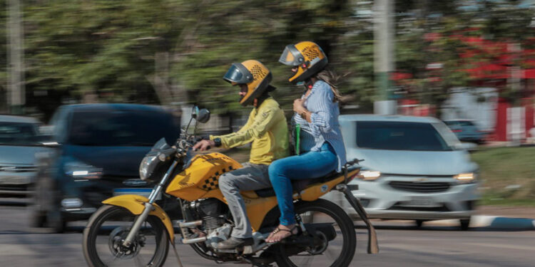 Motos com 2 pessoas podem gerar multa de R$ 2 mil e motoqueiros têm que andar sozinhos nessas cidades
