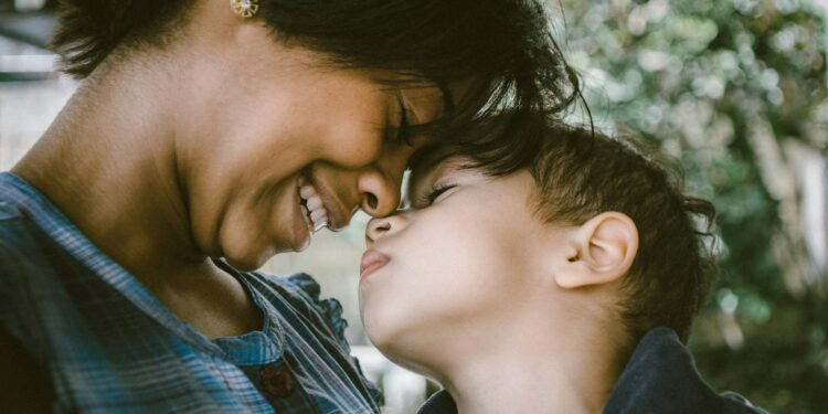 Mulheres brasileiras recebem pagamento de R$ 600 do Governo
