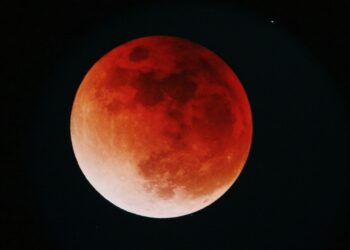 O que muda para você e seu signo no eclipse da Lua de Sangue?