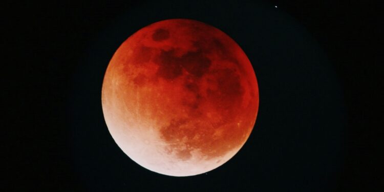 O que muda para você e seu signo no eclipse da Lua de Sangue?
