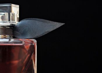 3 perfumes baratos que duram o dia inteiro no corpo e impactam no ambiente