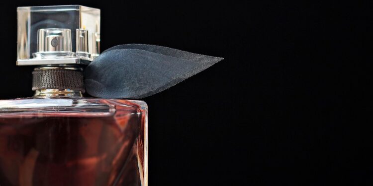 3 perfumes baratos que duram o dia inteiro no corpo e impactam no ambiente