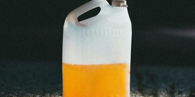 Pode armazenar gasolina em casa com medo de não sobrar nos postos?