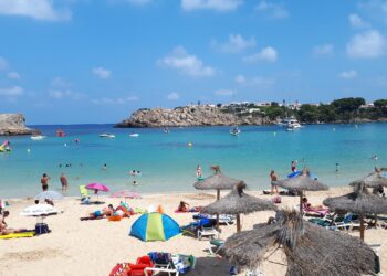 Praia de areia branca e água quente virou refúgio dos turistas