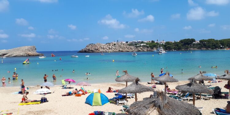 Praia de areia branca e água quente virou refúgio dos turistas