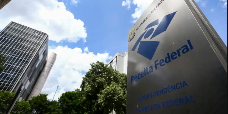 Comunicado da Receita Federal pede para brasileiros se prepararem para o dia 23/03