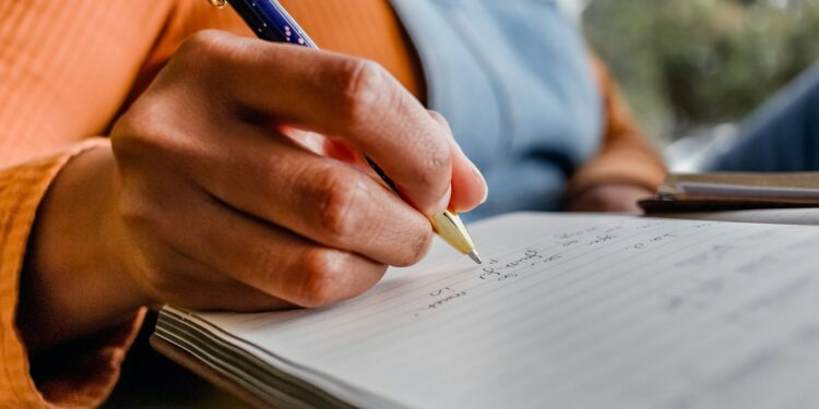 Redação nota 1000 no Enem de 2025 citou livro inusitado