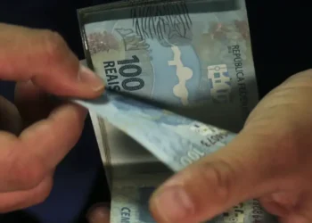 Salário dos brasileiros sobe para R$ 3.652 e bate recorde mundial