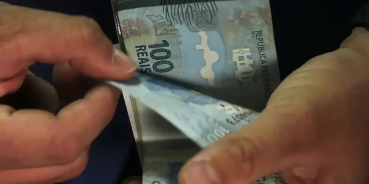 Salário dos brasileiros sobe para R$ 3.652 e bate recorde mundial