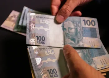Salário mínimo de R$ 2.400 atingiu valor histórico e já está sendo pago no Brasil
