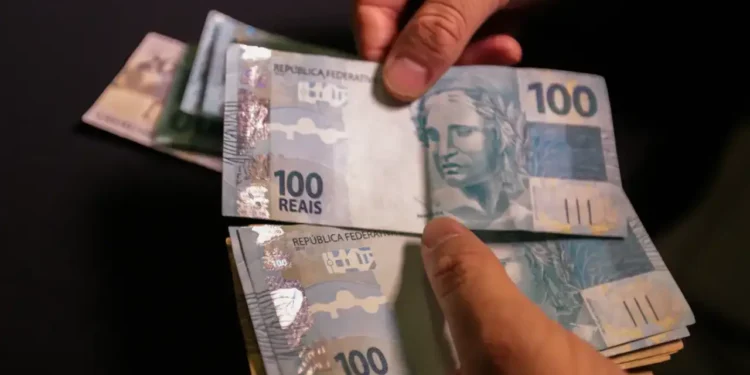 Salário mínimo de R$ 2.400 atingiu valor histórico e já está sendo pago no Brasil