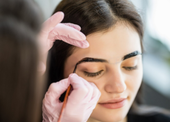 Óleo faz sua sobrancelha crescer enquanto você dorme