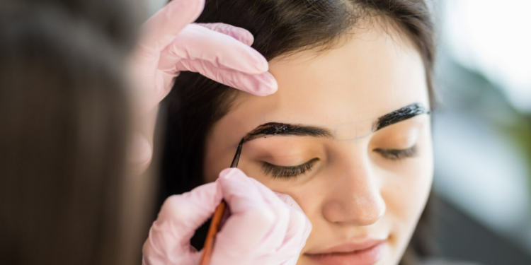 Óleo faz sua sobrancelha crescer enquanto você dorme