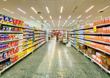 Supermercados que abrem aos domingos têm que pagar multa: saiba o valor