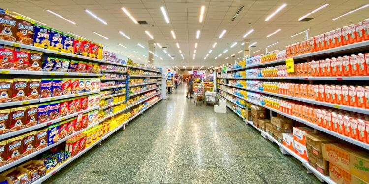 Supermercados que abrem aos domingos têm que pagar multa: saiba o valor