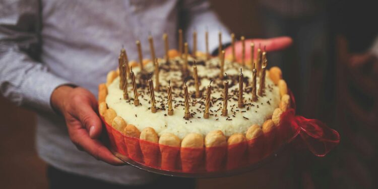 Trabalhadores brasileiros vão começar a ganhar folga no dia do aniversário se essa lei for aprovada