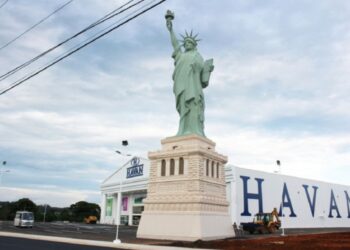 Estátua da Havan causa polêmica e para na Justiça