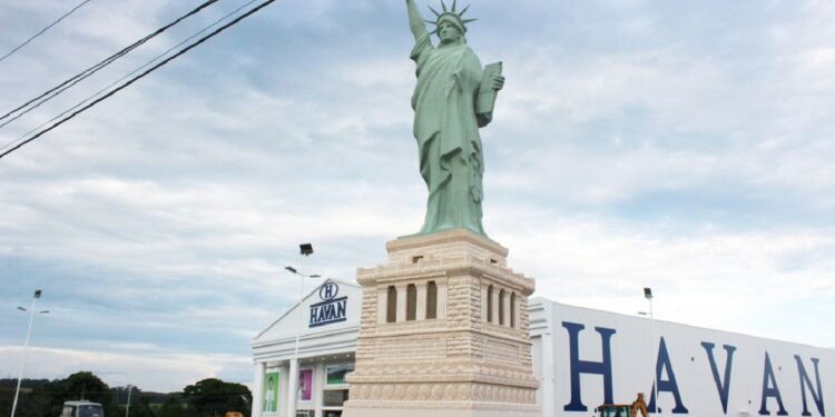 Estátua da Havan causa polêmica e para na Justiça