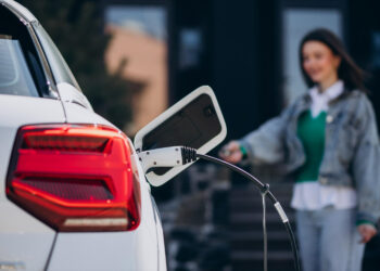 Carregar um carro elétrico em casa pode ser muito perigoso, segundo especialistas