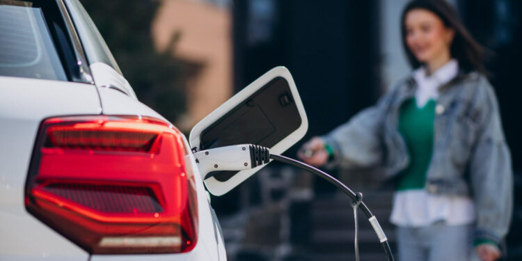 Carregar um carro elétrico em casa pode ser muito perigoso, segundo especialistas