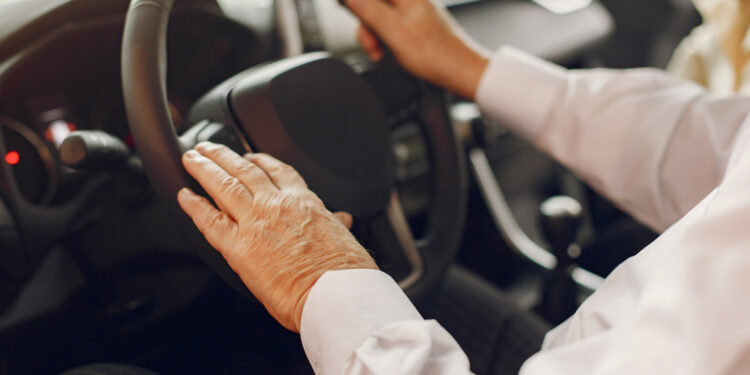 Idosos brasileiros não precisam mais pagar pedágio?