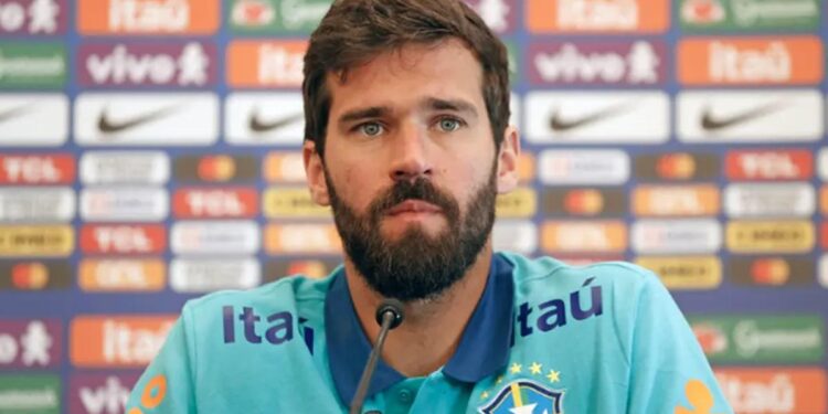 Alisson Becker surpreende e volta a vestir a camisa do Inter