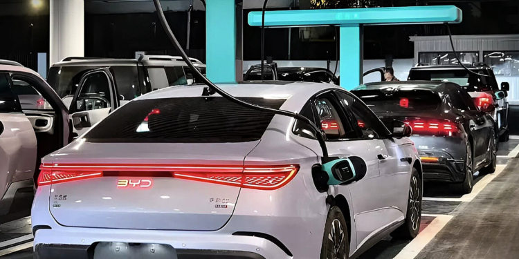 Carros da BYD foram vistos na China carregando baterias em novo sistema de 1500kW