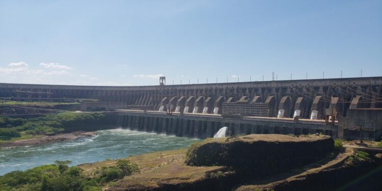 Erguida em 1982, a maior usina hidrelétrica do Brasil se estende por outro país e parece uma cidade industrial