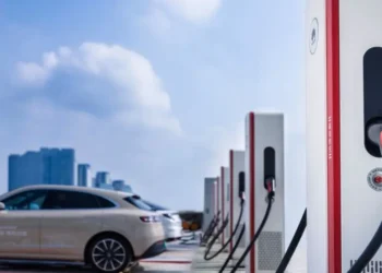 Rival da BYD vai lançar carregador relâmpago e super rápido para carros elétricos