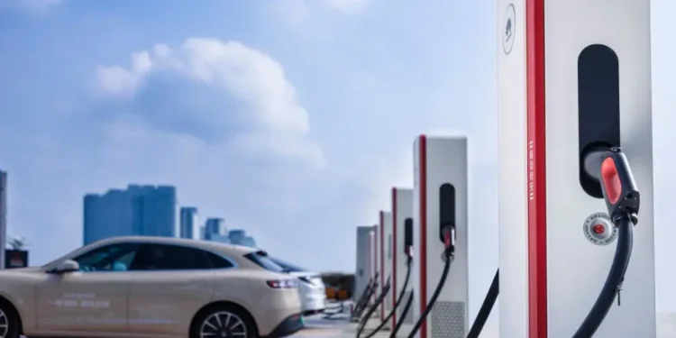 Rival da BYD vai lançar carregador relâmpago e super rápido para carros elétricos