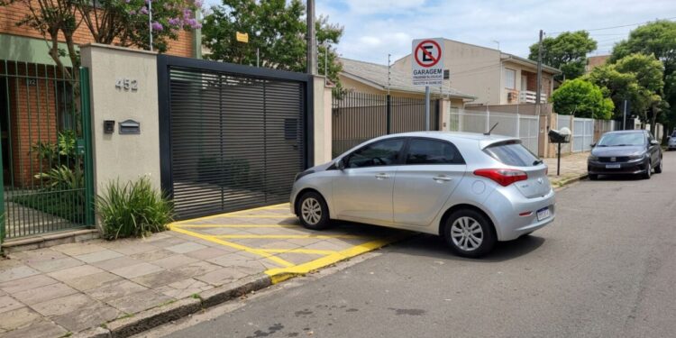 Posso estacionar o carro na frente da minha própria garagem?
