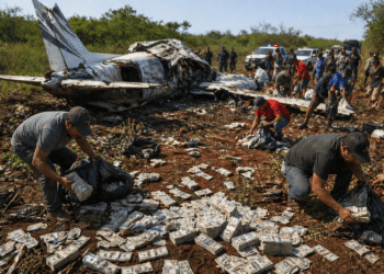 Caiu um avião com mais de R$ 15 milhões na cidade e moradores saquearam dinheiro neste país