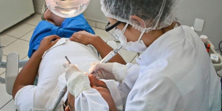 Brasileiros que precisam tratar os dentes ganham presente do Governo