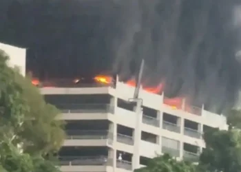 Vários carros da BYD pegam fogo e são destruídos após incêndio gigante em estacionamento