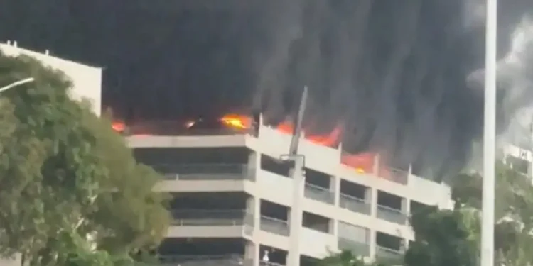 Vários carros da BYD pegam fogo e são destruídos após incêndio gigante em estacionamento