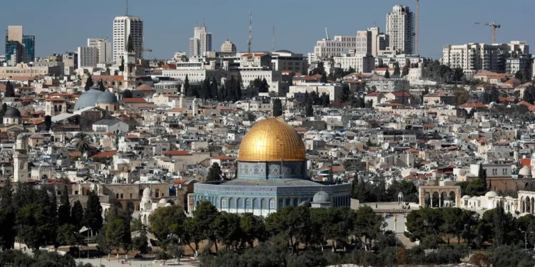 Onde fica a cidade em que Jesus foi crucificado?