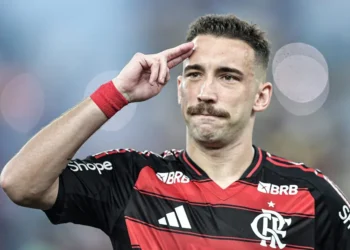 Léo Ortiz pega todos de surpresa e é “anunciado” em time americano