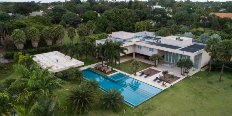 Mansão mais cara de Brasília custou R$ 23 milhões e pertence a homem famoso