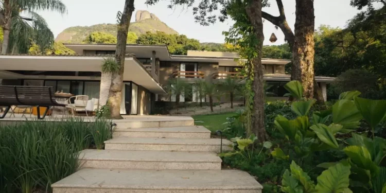 Cantora de 33 anos tem fortuna de meio bilhão e vive em mansão gigante