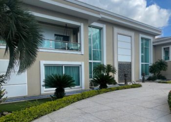 Irmão de Zezé di Camargo tem mansão de 2.500 m² com cozinha gigante