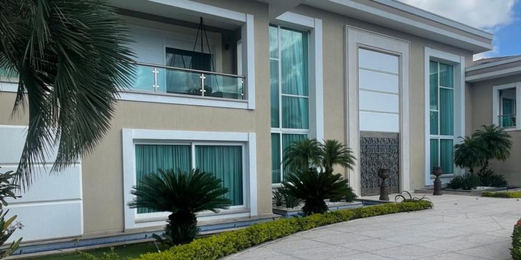 Irmão de Zezé di Camargo tem mansão de 2.500 m² com cozinha gigante