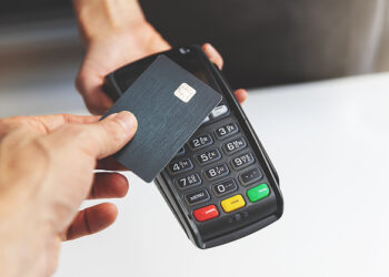 Brasileiros que usam pagamento por aproximação recebem comunicado