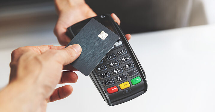 Brasileiros que usam pagamento por aproximação recebem comunicado