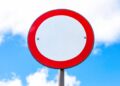 Placa de trânsito com círculo vermelho e fundo branco: o que ela significa