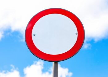 Placa de trânsito com círculo vermelho e fundo branco: o que ela significa