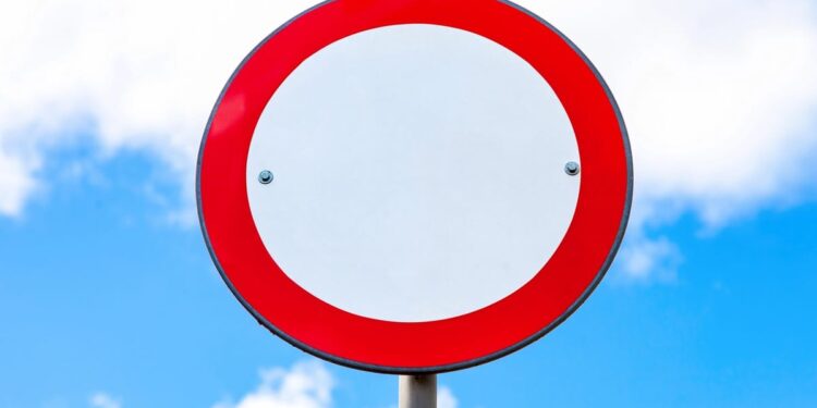 Placa de trânsito com círculo vermelho e fundo branco: o que ela significa