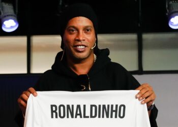 Ronaldinho Gaúcho volta ao futebol e assina com gigante dos Estados Unidos